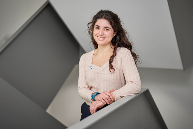 Inmaculada Pérez Perz Inmaculada Pérez Pérez auf der Treppe eines Forschungsgebäudes